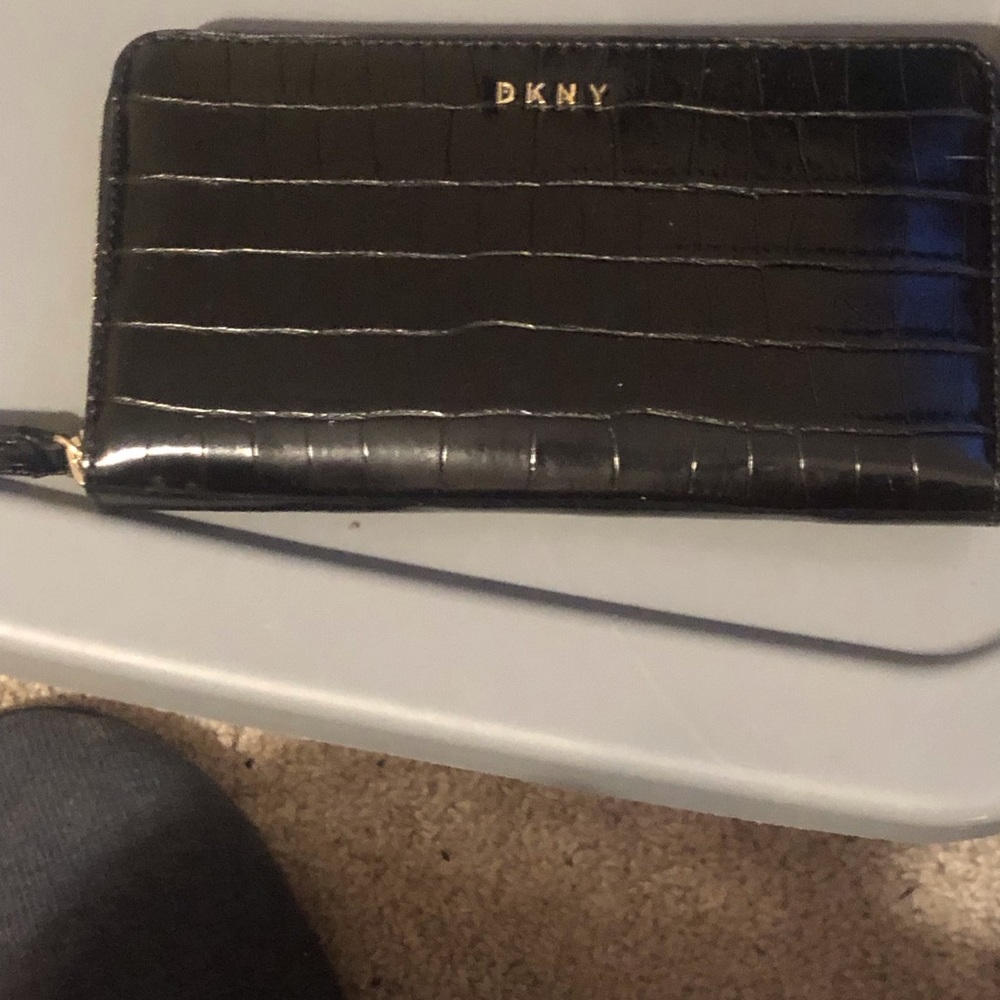 Dkny wallet